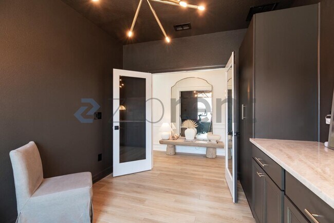 Building Photo - Unit