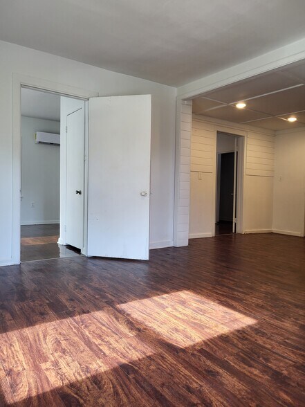 Building Photo - 1000 N Poplar St