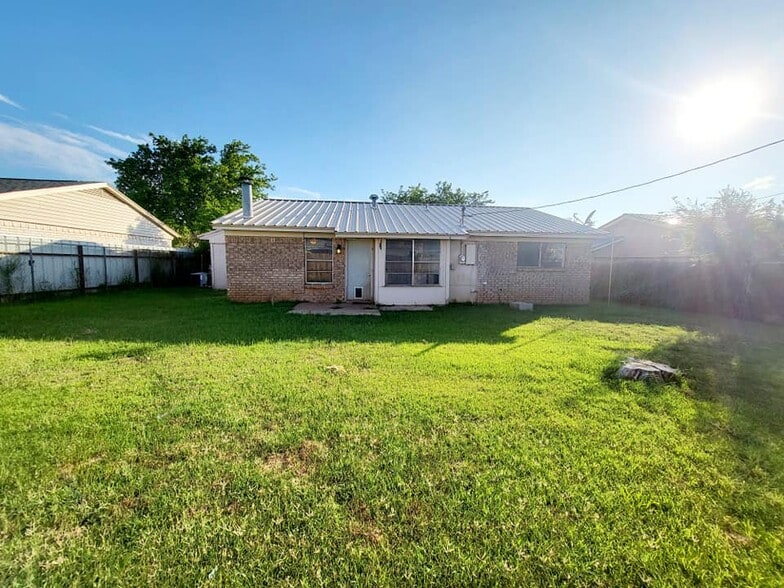 Building Photo - 4016 Eastridge Dr
