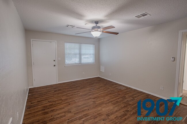 Building Photo - 809 Arnold Ave