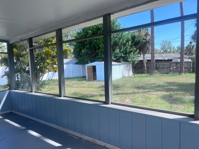 Building Photo - 4BD/2BA on the Island!