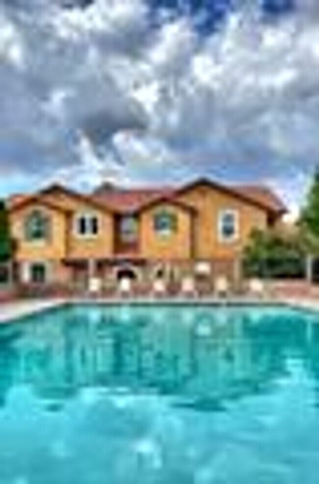 Building Photo - 3 bedroom 2.5 bathroom Townhome
