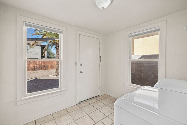 Building Photo - Vintage Bungalow Near University of Arizona