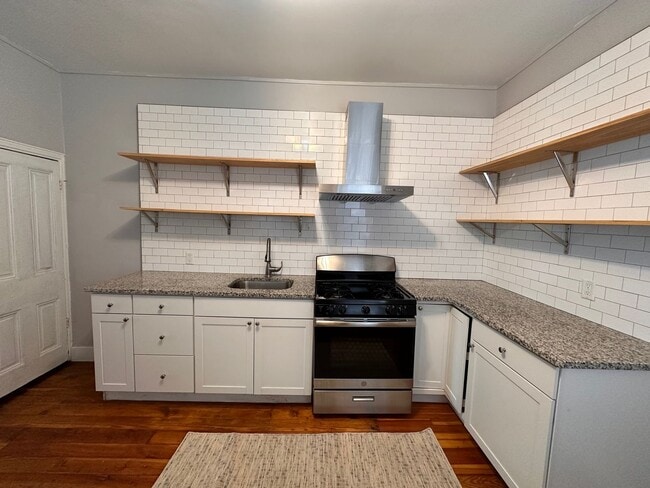 Building Photo - Old charm mixed with new finishes. Beautif...