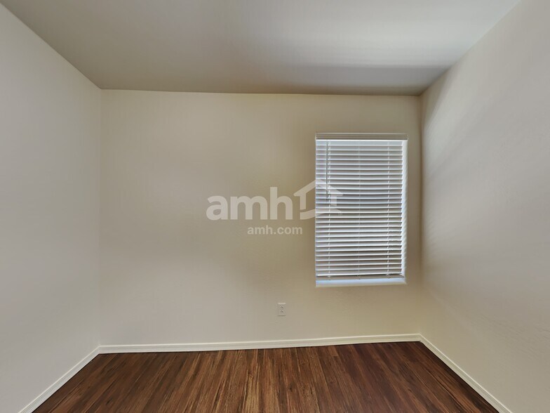 Building Photo - 3933 E Mica Rd