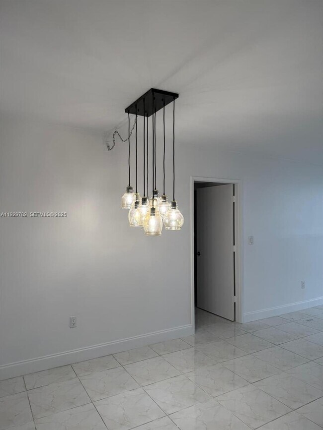 Building Photo - 3701 N Country Club Dr