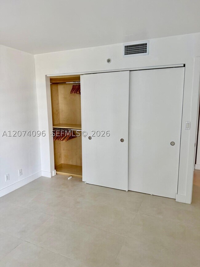 Building Photo - 2025 Brickell Ave