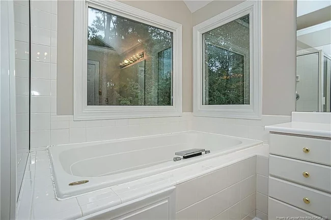 Master bath jetted tub - 1977 Culpepper Ln