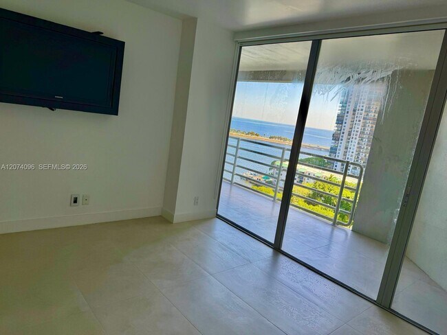 Building Photo - 2025 Brickell Ave
