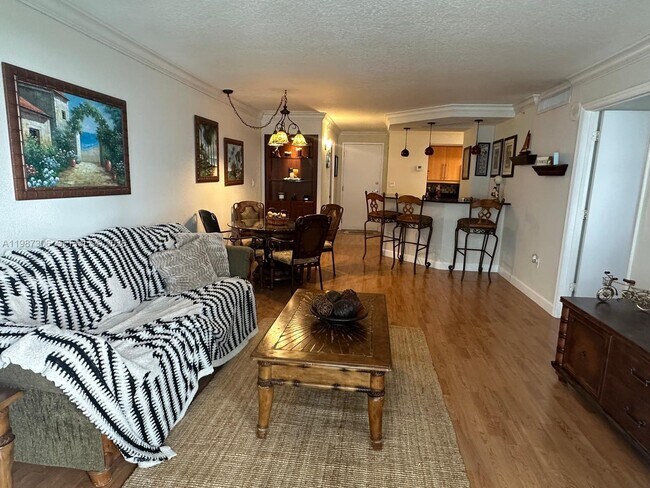 Building Photo - 6917 Collins Ave