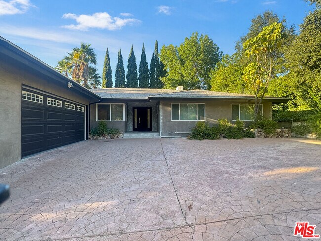 Building Photo - 15701 Royal Ridge Rd