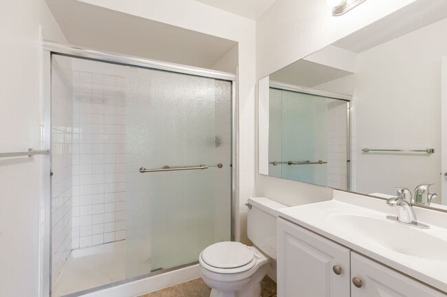 Building Photo - Spacious & Central 3BR/2.5 BA Town Home