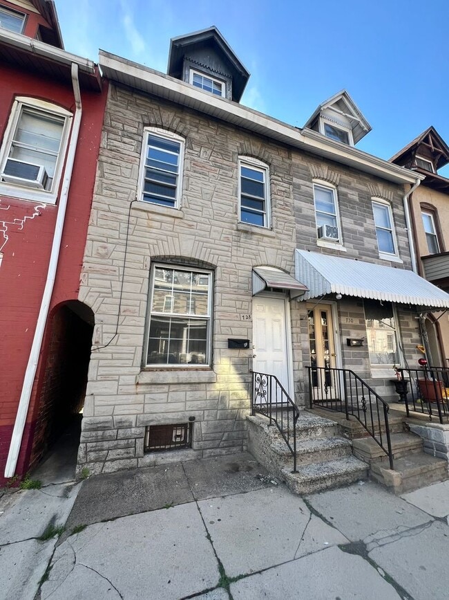 Building Photo - 3 Bedroom 1 Bath Available for Rent