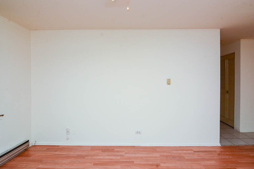 Building Photo - 3825 N Pine Grove Ave