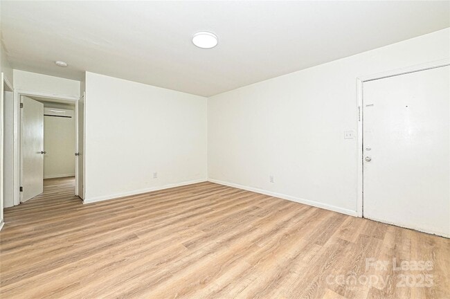 Building Photo - 260 Church St N