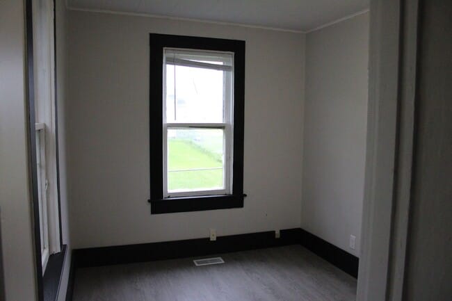 Building Photo - 218 Sabin Ave W