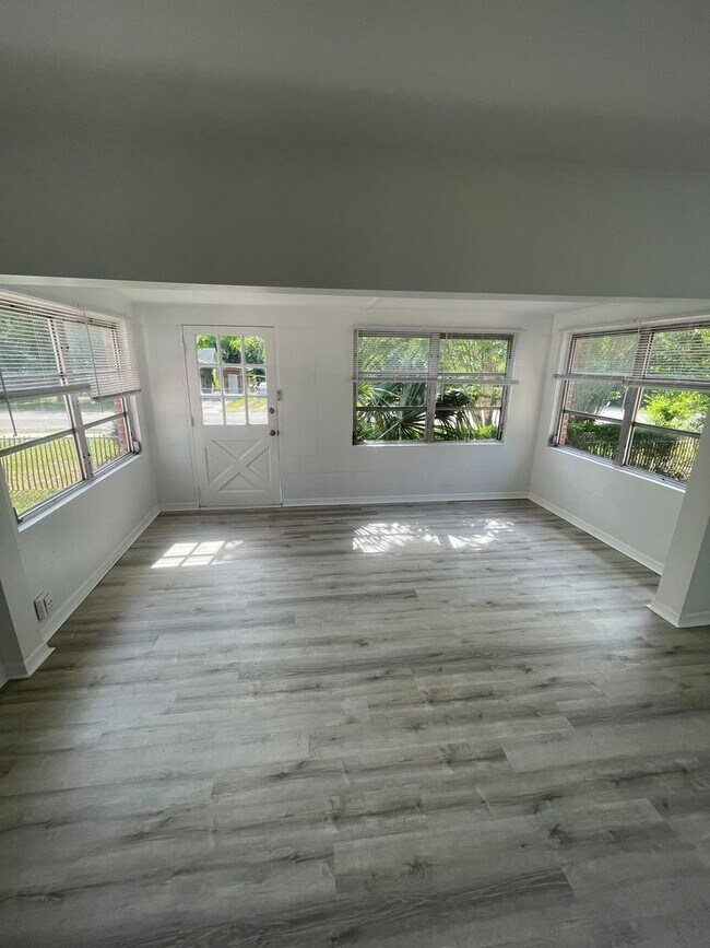 Building Photo - 1588 Hamilton St