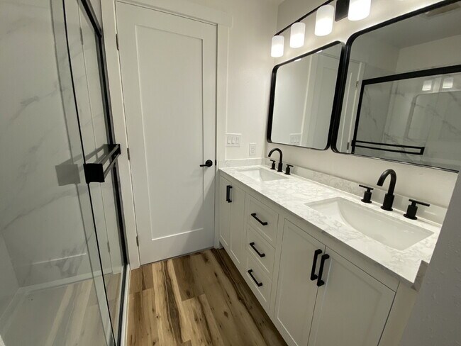 Building Photo - Spacious 3-Bedroom Remodeled Townhome in F...