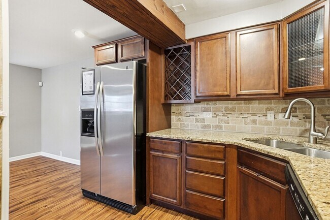 Building Photo - 1 Bedroom Condo in Uptown