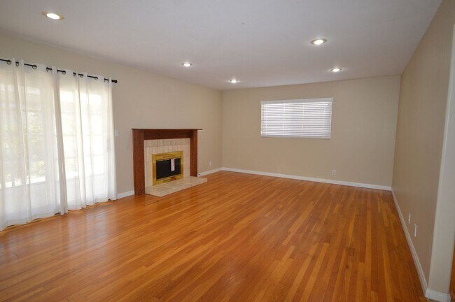 Building Photo - 3 Bedroom East Orange Home