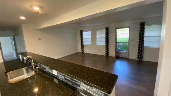 Building Photo - Spectacular Lakeview Home ~ 3 Bed or 2 Bed...