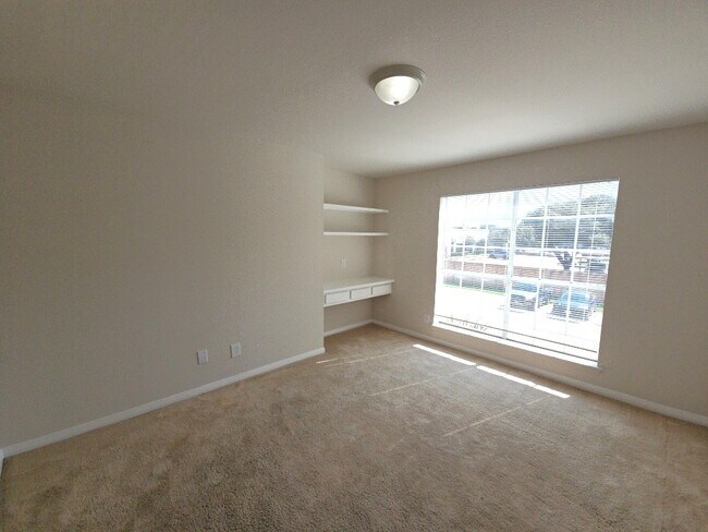 Building Photo - 2626 Holly Hall St