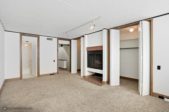 Building Photo - DOWNTOWN ~ Luxury Gene Leedy Townhouse ~ with Community Pool