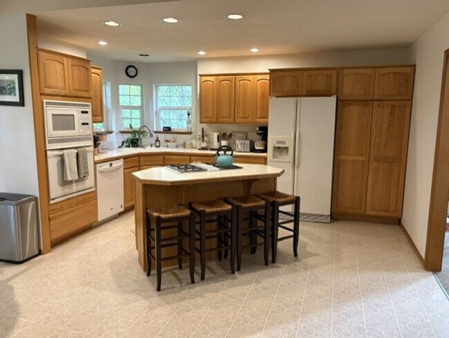 Building Photo - Relax and Unwind in This Beautiful Gig Harbor Rental