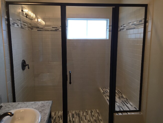 Building Photo - 724 Edgewood Pl