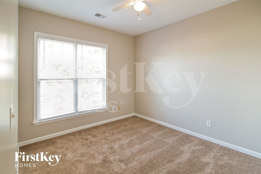 Building Photo - 216 Pimpernel St