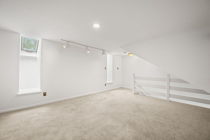 Building Photo - 267 Fox Run