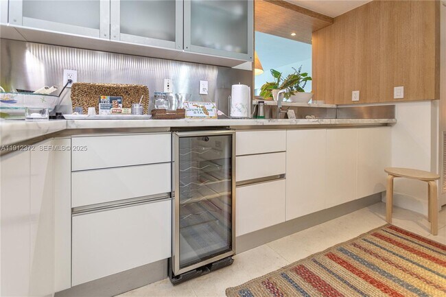 Building Photo - 520 West Ave