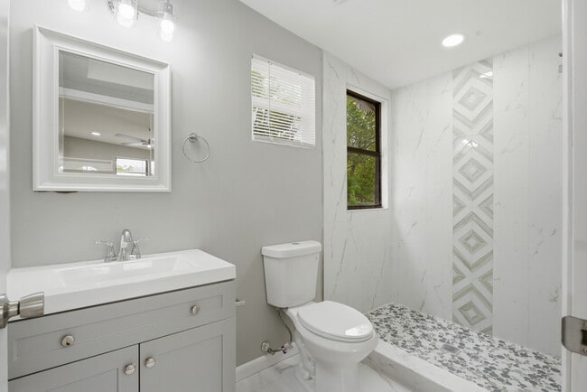 Building Photo - 937 La Marche Dr