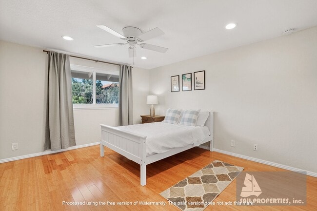 Building Photo - Beach Townhome Vacation Rental with two car garage!