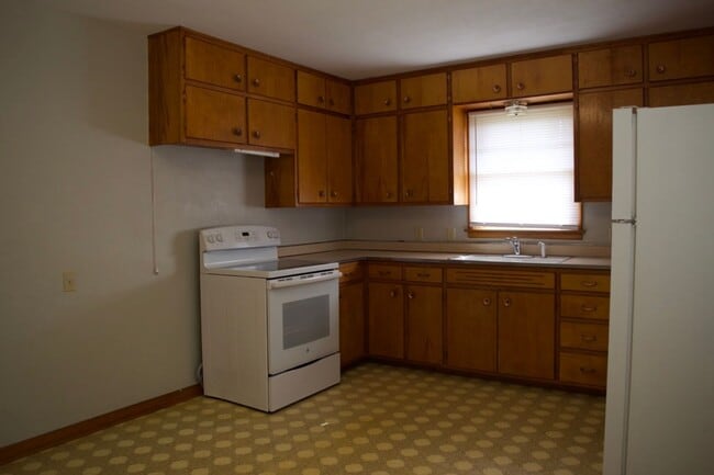 Building Photo - 3 Bedroom House Next To Columbia Regional Airport!