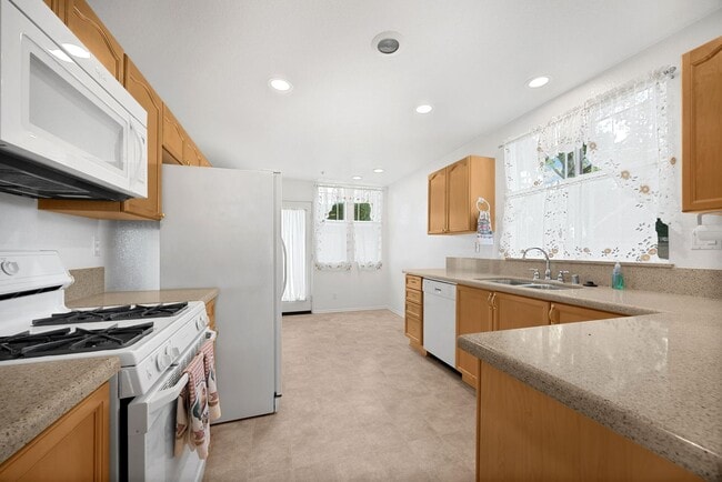 Building Photo - Adorable 2 Story 3 Bed 3 Bath Condo Gated Community