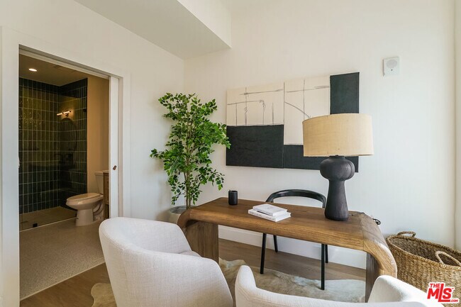 Building Photo - 611 N Virgil Ave