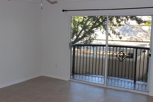 Building Photo - 1700 Crestwood Ct S