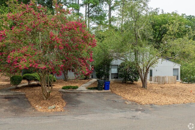 Building Photo - 25 Creekside Cir