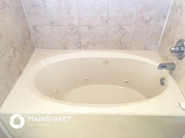 Building Photo - 8538 Highland Glen Cir N