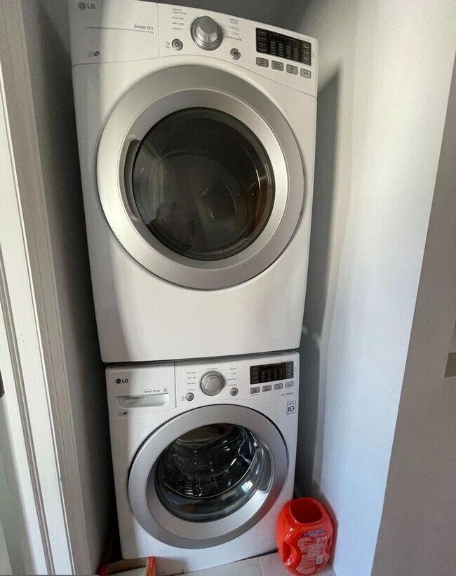 Building Photo - 615 N 11th St