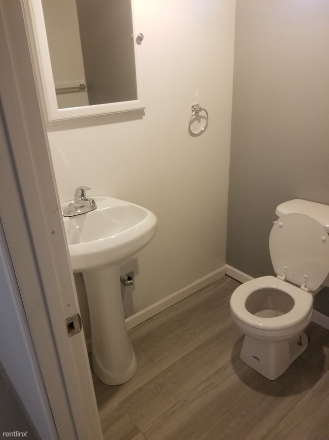 Building Photo - 3 br, 1.5 bath House - Russell Woods