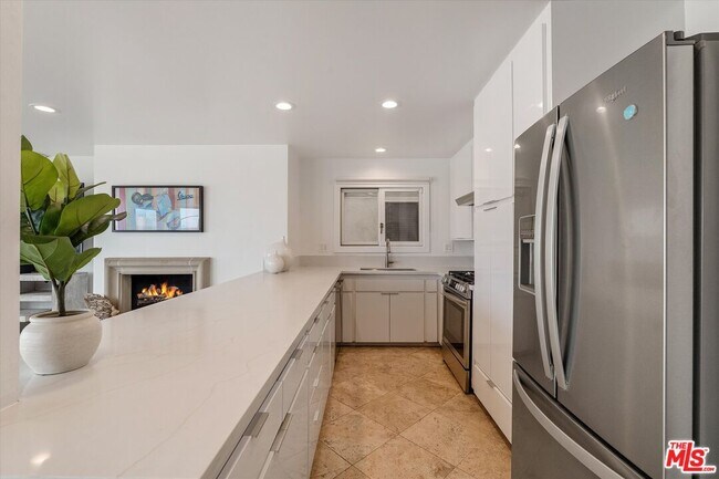 Building Photo - 6419 Ocean Front Walk