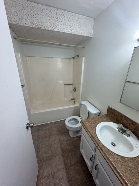 Building Photo - Come see this cozy 2 Bedroom, 1 Bathroom Upstairs Apartment!