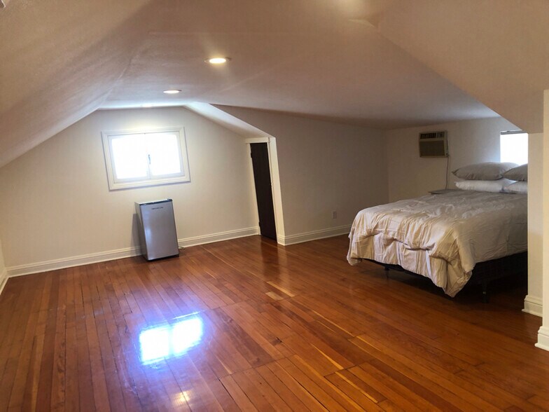 Building Photo - 2650 Van Buren Pl