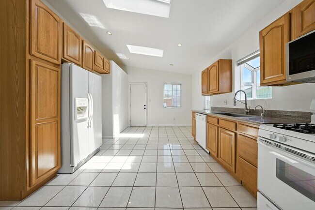 Building Photo - 5530 Laverne Ave