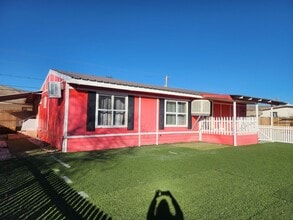 Building Photo - Beautiful 3 Bedroom with additonal 4th bedroom! Larg fenced front & backyard!!