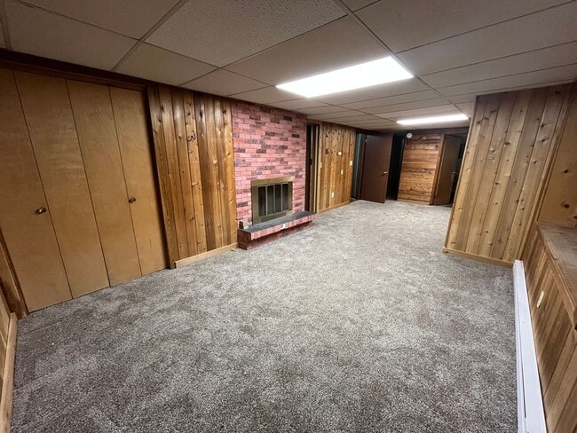 Building Photo - Lakeside 5 Bedroom 3 Bath Home!