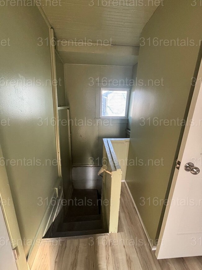 Building Photo - 2 bedroom 1 bath available NOW!