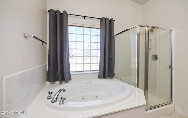 Building Photo - 5638 N Ardmore Ave